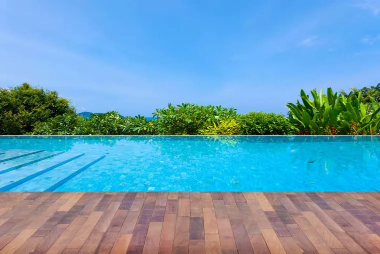 Réaliser l'aménagement du contour de sa piscine avec la pose de dalles en bois, Cannes, Rina étanchéité